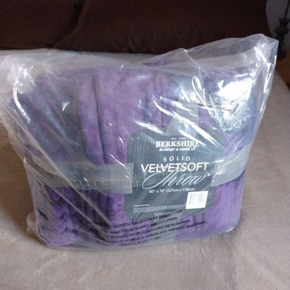Berkshire Blanket & Home Oversized Throw 50" x 70" Dark Purple Velvet Soft NEW - Picture 3 of 6